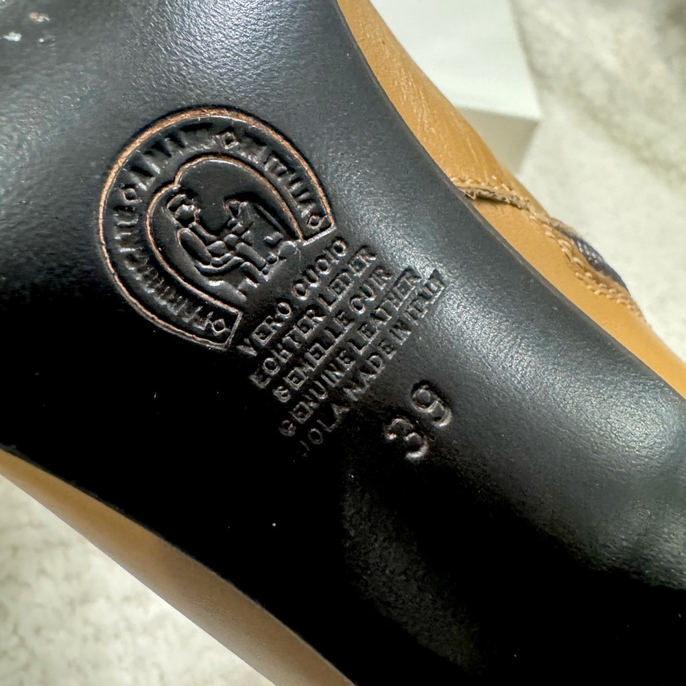 Charles David women’s boot, a modern square toe, and a slim block heel. Size 9 - Picture 6 of 8